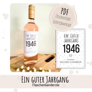 Puede incluir: Una botella de vino El Rose con una etiqueta que dice "EIN GUTER JAHRGANG 1946". La botella está sobre una tabla de servir de madera con una ramita de vegetación y huevos decorativos blancos. Una tarjeta con el mismo texto está a la derecha.