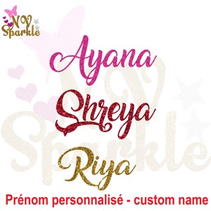 Peut inclure: Trois noms, Ayana, Shreya et Riya, sont écrits en lettres scintillantes rose, rouge et or sur un fond blanc. Le texte "Prénom personnalisé - custom name" est écrit en rouge en bas de l'image.