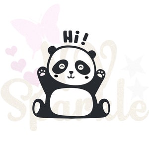 Peut inclure: Illustration de dessin animé noir et blanc d'un panda agitant la main avec le texte "Hi!" au-dessus.