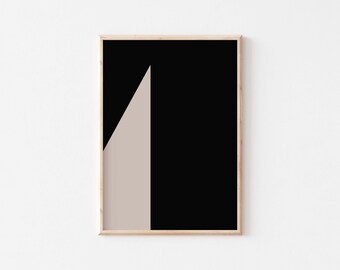 Puede incluir: Impresión de arte geométrico abstracto en un marco de madera. La impresión presenta un fondo negro con una forma triangular de color marrón claro.