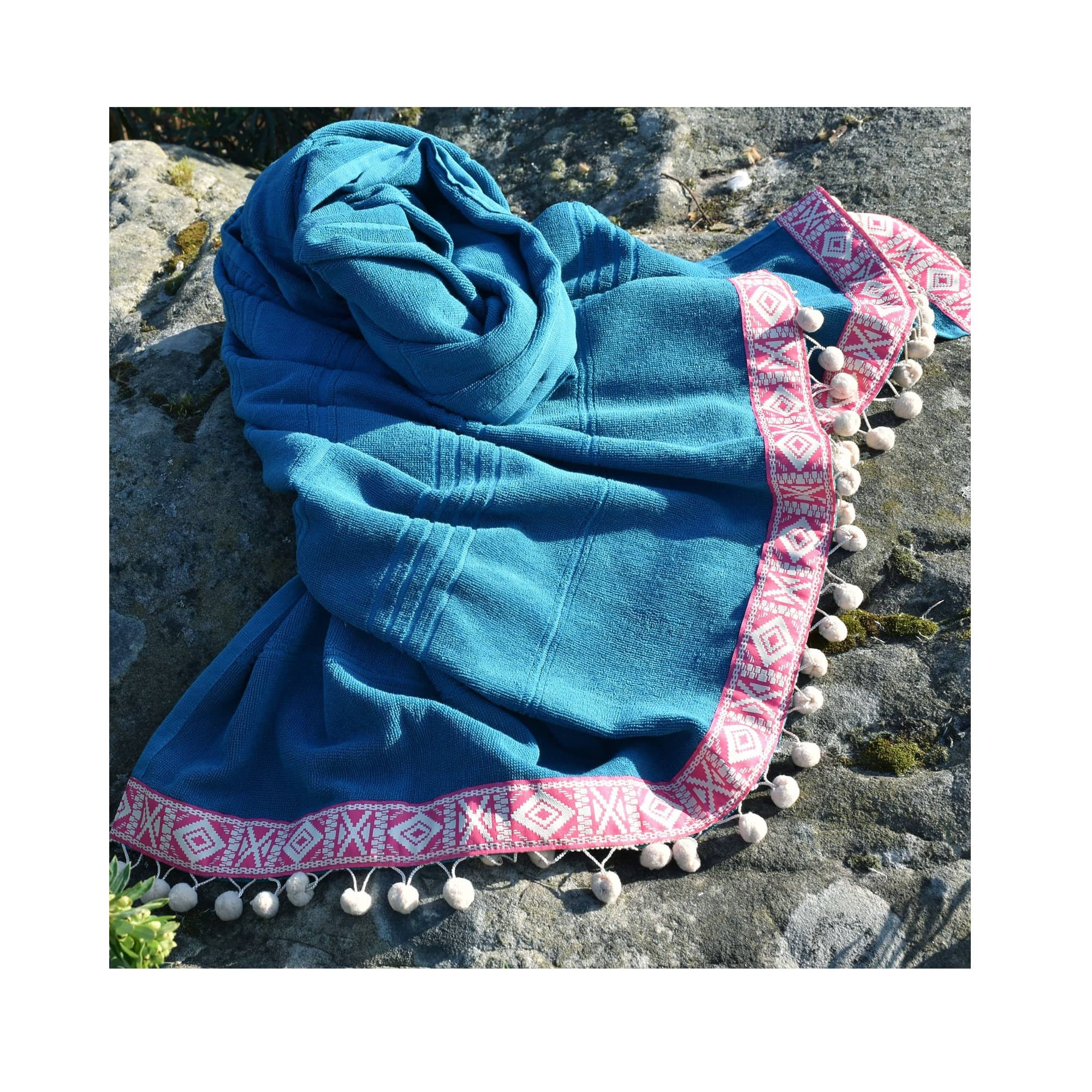 Fouta Ethnique Bleu Ciel avec Des Bordures Roses et Pompons | Ce Modèle Existe Dans Quelques Couleur