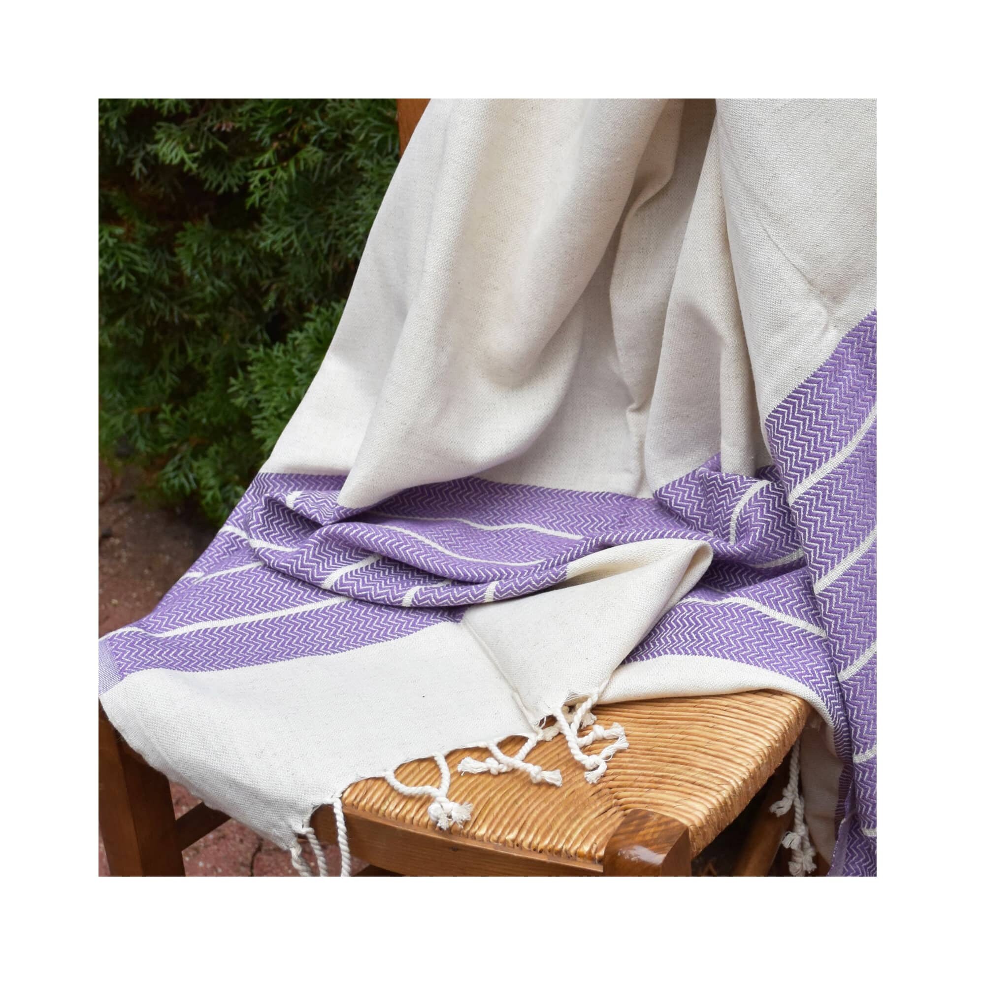 Serviette de Plage en Laine Luxe avec Des Motifs Ethniques Violets | Ce Modèle Existe Différentes Co