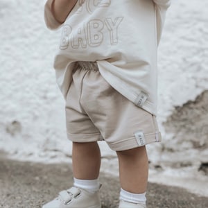 Lichtbeige kindershorts – French Terry zomershorts – Handgemaakte zomerbroeken – Unisex shorts voor jongens en meisjes – Kinderkleding handgemaakt