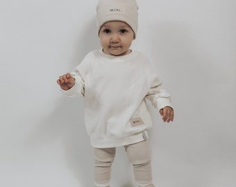 Suéter de bebé extragrande de punto gofre suave, color crema y blanco. Suéter infantil, ropa de bebé hecha a mano, aspecto acogedor.