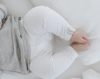 Babylegging van geribbelde jersey | Unisex kinderbroek | Meer dan 15 kleuren | Handgemaakte geribbelde babybroek | J&B Design | Comfortabele joggingbroek, een essentieel babyoutfit