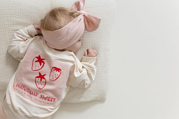 Oversize Sweater Erdbeer – Baby Pullover Vanilla Milk – French Terry Statement – Sommerpullover Kinder – Unisex Handmade