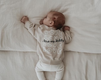 Suéter extragrande para bebé "Amo a mi mamá y papá" | Sudadera beige claro | Estampado 3D en relieve | Regalo para el Día de la Madre/Día del Padre | Suéter de amor hecho a mano