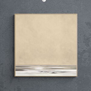 Puede incluir: Un sofá blanco con patas de madera se encuentra frente a una pared gris oscura. Un armario de madera con una puerta corredera está a la izquierda del sofá. Un pequeño cactus en maceta se encuentra encima del armario. Una lámpara blanca cuelga del techo sobre el sofá.