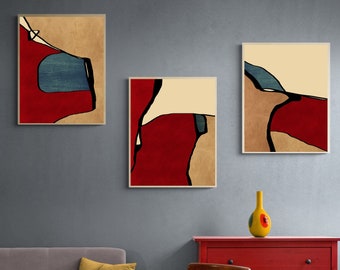 Può includere: Tre stampe d'arte astratta con forme rosse, blu e beige su uno sfondo beige. Le stampe sono incorniciate in legno e sono appese a un muro grigio.