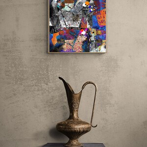 Pu&ograve; includere: Un dipinto astratto con una miscela di colori, tra cui blu, rosso, arancione e nero, &egrave; incorniciato e appeso a un muro. Un'anfora in stile vintage si trova su una credenza in legno nero con tre cassetti.