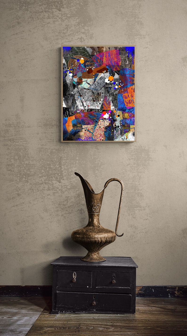 Pu&ograve; includere: Un dipinto astratto con una miscela di colori, tra cui blu, rosso, arancione e nero, &egrave; incorniciato e appeso a un muro. Un'anfora in stile vintage si trova su una credenza in legno nero con tre cassetti.