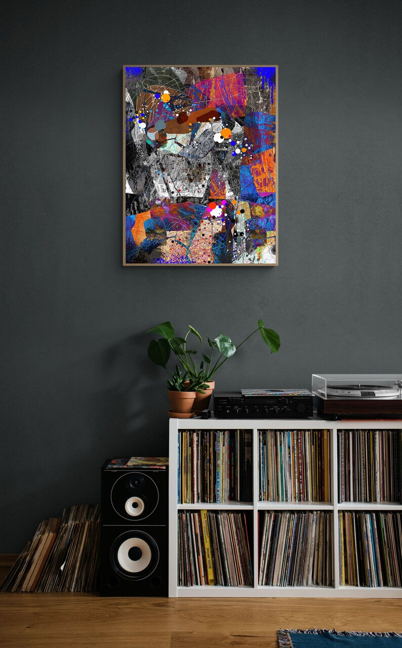 Pu&ograve; includere: Un'unit&agrave; a scaffale bianca con sei scomparti pieni di dischi in vinile. Un altoparlante nero si trova sul lato sinistro dello scaffale e un giradischi si trova sopra lo scaffale. Un dipinto astratto incorniciato con un design geometrico colorato &egrave; appeso al muro dietro lo scaffale.