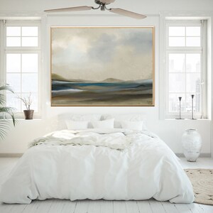 K&ouml;nnte beinhalten: Ein wei&szlig;es Bett mit einem wei&szlig;en Bettbezug und einer wei&szlig;en Tagesdecke. Das Bett steht in einem Raum mit wei&szlig;en W&auml;nden und einem gro&szlig;en Fenster. &Uuml;ber dem Bett h&auml;ngt ein Landschaftsbild.
