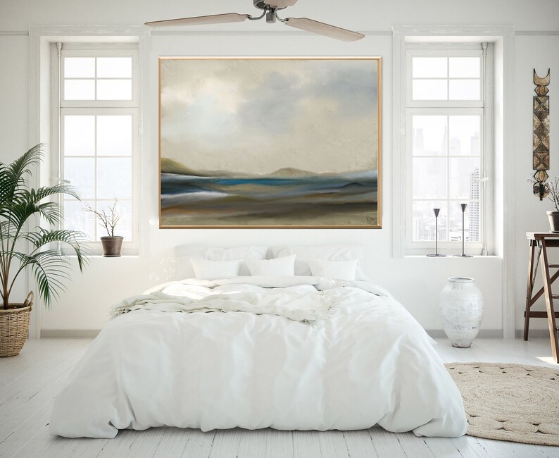 K&ouml;nnte beinhalten: Ein wei&szlig;es Bett mit einem wei&szlig;en Bettbezug und einer wei&szlig;en Tagesdecke. Das Bett steht in einem Raum mit wei&szlig;en W&auml;nden und einem gro&szlig;en Fenster. &Uuml;ber dem Bett h&auml;ngt ein Landschaftsbild.