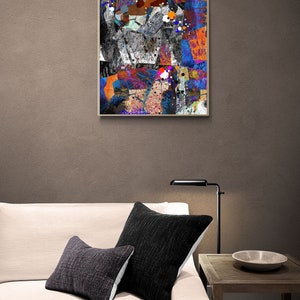 Pu&ograve; includere: Stampa d'arte astratta con un design geometrico colorato in blu, rosso, arancione e nero. La stampa &egrave; incorniciata in una cornice di legno chiaro.