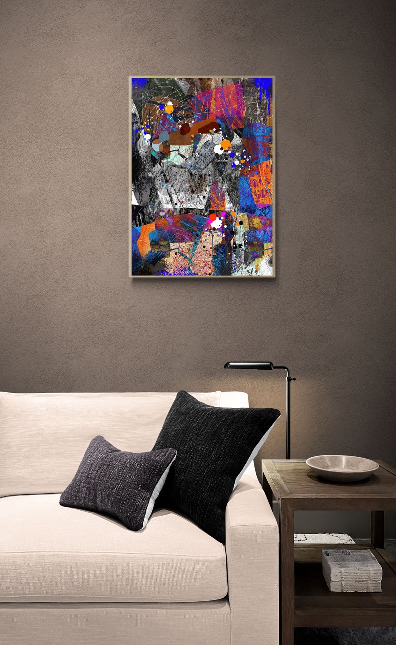 Pu&ograve; includere: Stampa d'arte astratta con un design geometrico colorato in blu, rosso, arancione e nero. La stampa &egrave; incorniciata in una cornice di legno chiaro.
