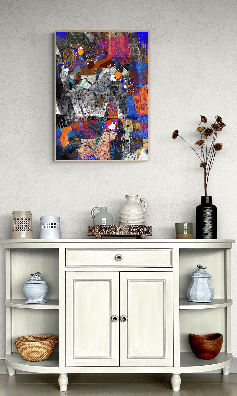 Pu&ograve; includere: Un armadio in legno bianco con due ante e un cassetto. L'armadio ha due ripiani su ogni lato. L'armadio &egrave; decorato con un motivo floreale. Ci sono diversi oggetti decorativi sopra l'armadio, tra cui un vaso, una brocca e un vassoio. Un dipinto astratto incorniciato &egrave; appeso al muro dietro l'armadio.