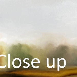 Op de afbeelding: Een schilderij van een mistig landschap met een gouden veld op de voorgrond en een wazig bos op de achtergrond. De lucht is lichtgrijs met een vleugje blauw.