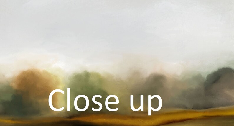 Op de afbeelding: Een schilderij van een mistig landschap met een gouden veld op de voorgrond en een wazig bos op de achtergrond. De lucht is lichtgrijs met een vleugje blauw.