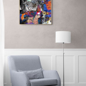 Pu&ograve; includere: Stampa d'arte astratta con un collage di forme, linee e trame colorate in tonalit&agrave; di blu, arancio, rosso e nero. La stampa &egrave; incorniciata in una cornice di legno chiaro.