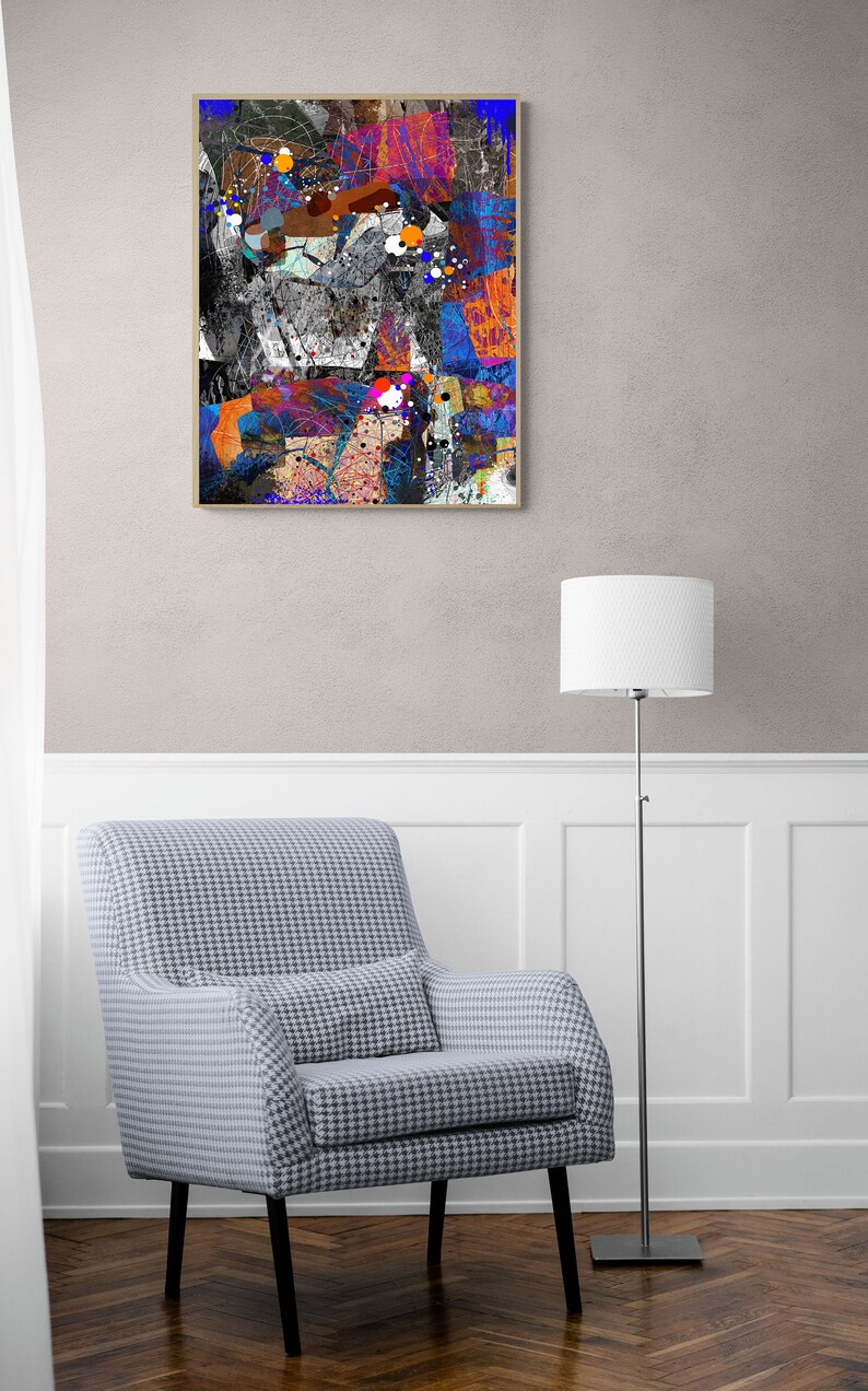 Pu&ograve; includere: Stampa d'arte astratta con un collage di forme, linee e trame colorate in tonalit&agrave; di blu, arancio, rosso e nero. La stampa &egrave; incorniciata in una cornice di legno chiaro.