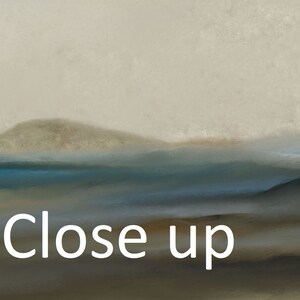 K&ouml;nnte beinhalten: Abstrakte Malerei einer Landschaft mit einem blauen Gew&auml;sser und einem braunen H&uuml;gel in der Ferne. Der Himmel ist hellgrau. Der Text "Close up" ist unten im Bild in Wei&szlig; geschrieben.