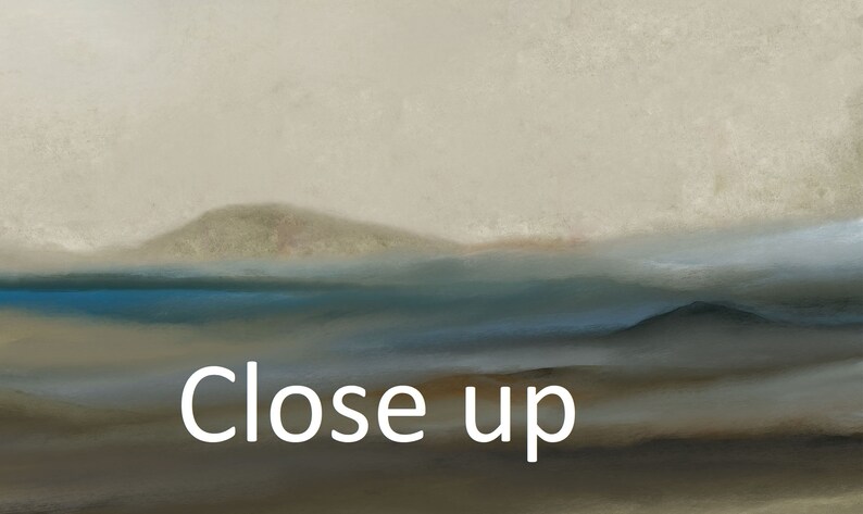 K&ouml;nnte beinhalten: Abstrakte Malerei einer Landschaft mit einem blauen Gew&auml;sser und einem braunen H&uuml;gel in der Ferne. Der Himmel ist hellgrau. Der Text "Close up" ist unten im Bild in Wei&szlig; geschrieben.