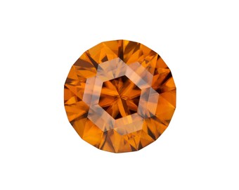 Può includere: Una pietra preziosa rotonda e sfaccettata con una forma esagonale al centro. La pietra preziosa è di colore arancione scuro.
