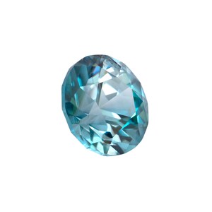 Pu&ograve; includere: Una pietra preziosa blu chiaro con taglio a faccette. La pietra preziosa &egrave; di forma ovale e ha un'alta lucidatura.