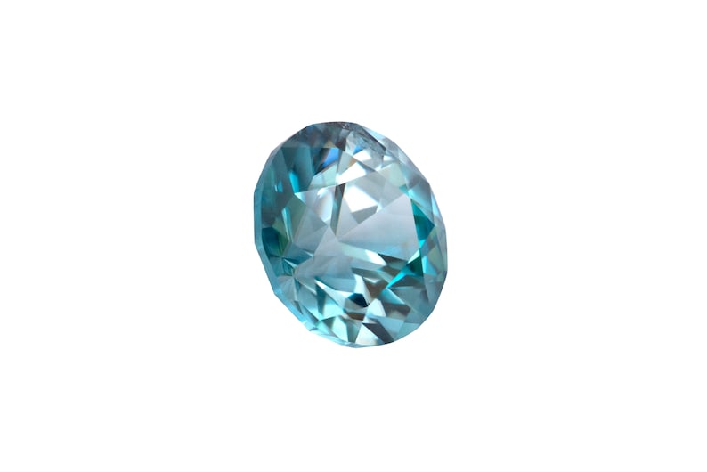 Pu&ograve; includere: Una pietra preziosa blu chiaro con taglio a faccette. La pietra preziosa &egrave; di forma ovale e ha un'alta lucidatura.