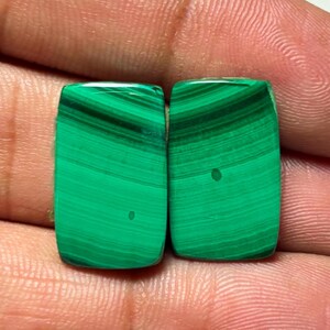 Par med naturlig malakitsten: Gröna baguette-cabochoner, 36,15 ct