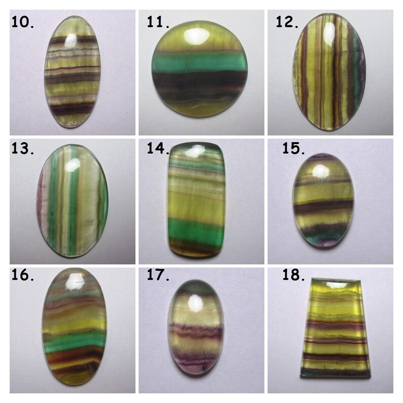 Puede incluir: Nueve piedras preciosas de fluorita talladas en cabuj&oacute;n con varios patrones de bandas de colores, incluyendo verde, amarillo, morado y marr&oacute;n. Las piedras est&aacute;n numeradas del 10 al 18.
