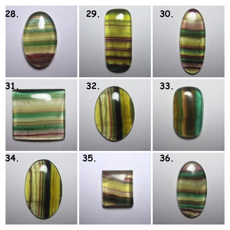 Puede incluir: Nueve piedras preciosas de fluorita talladas en cabuj&oacute;n, de diversas formas y tama&ntilde;os. Las piedras est&aacute;n todas veteadas con colores verde, amarillo y morado.
