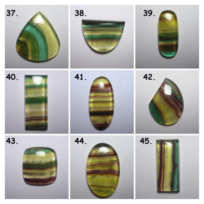 Puede incluir: Nueve piedras preciosas de fluorita talladas en cabuj&oacute;n con varios colores y patrones, incluyendo verde, amarillo y morado. Las piedras est&aacute;n dispuestas en un patr&oacute;n de cuadr&iacute;cula.