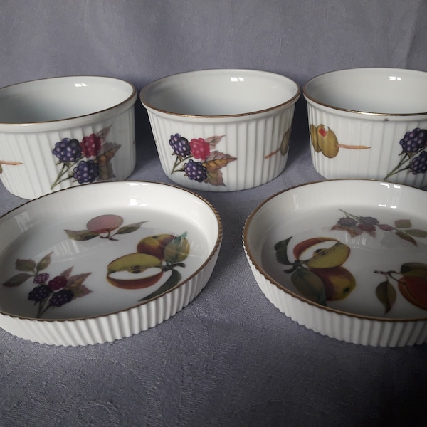 Set de 3 ramequins (pots à soufflés, à dessert) et 2 petites soucoupes, porcelaine Anglaise Royal Worcester. Vintage 1970. Art de la table.