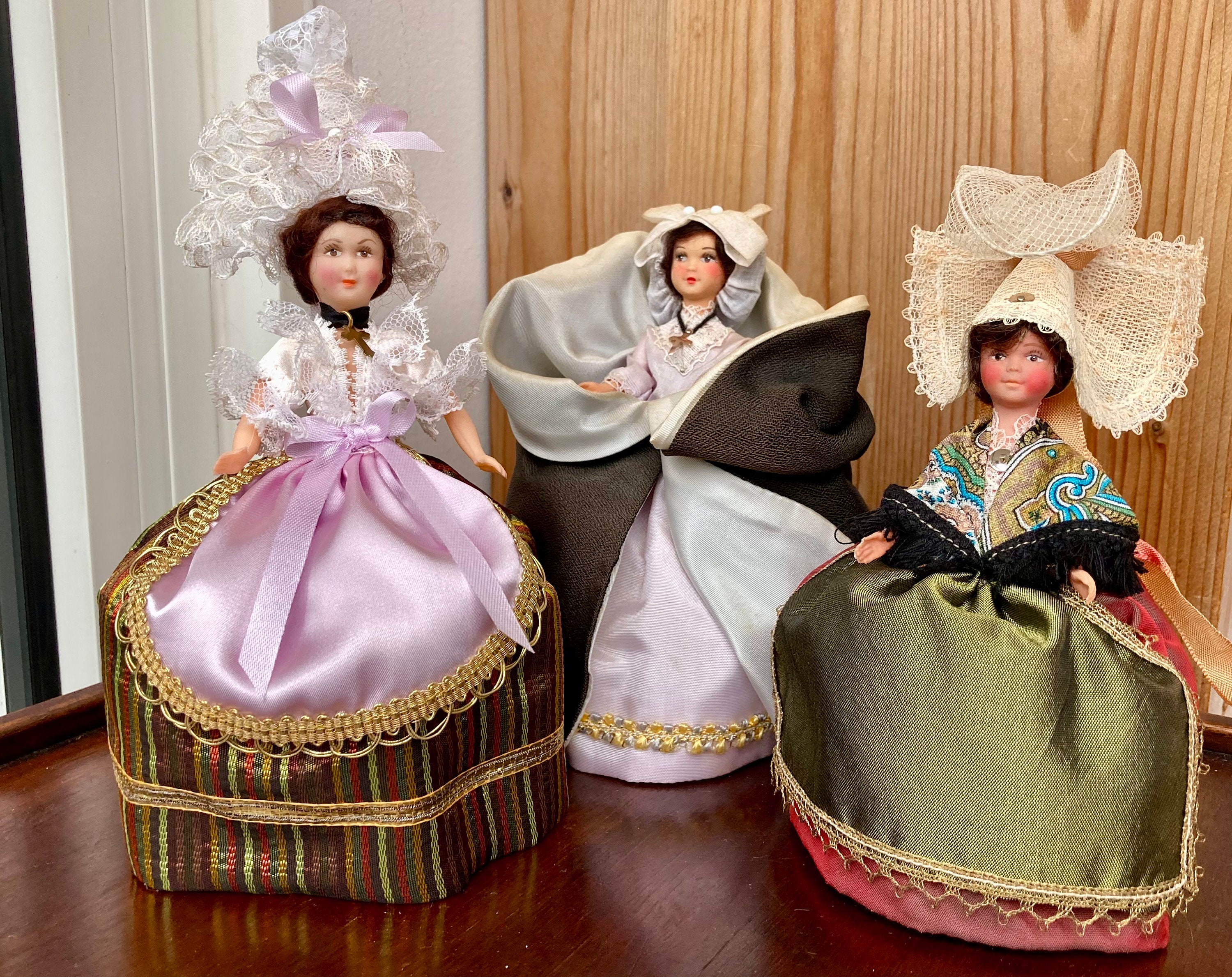 Lot De 7 Anciennes Poupées Françaises – Art Populaire Et Religieux – Tissu D'époque
