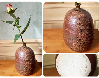 Vintage rustic Japanese style terracotta soliflore vase, signed artisanal model, handmade in France, 80s.