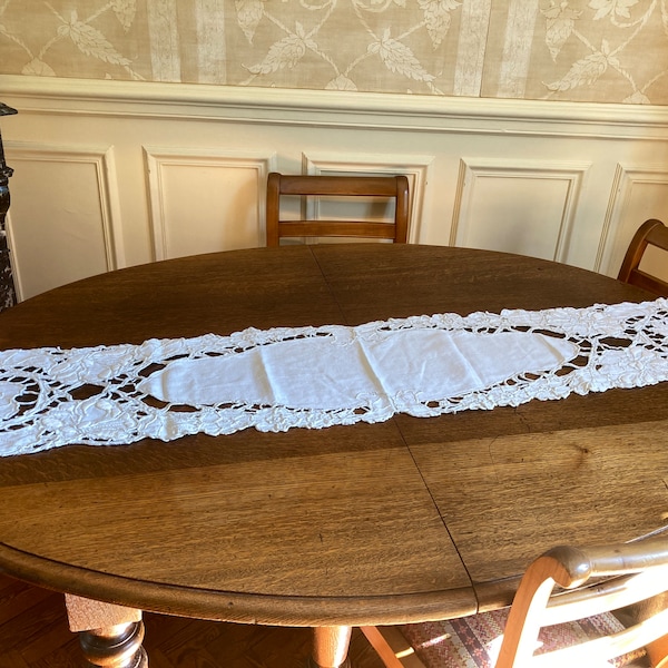 Magnifique Chemin de table ancien, tissé, cousu et dentelle brodée main, en coton blanc écru, fin 19eme siècle, France, circa 1880