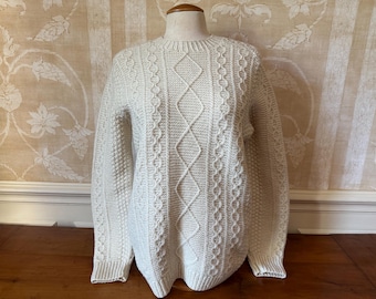 Pull femme vintage tricoté main en grosse laine écrue, années 60s, France, style mod irlandais neige