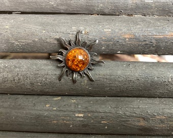 Petite broche soleil vintage avec cœur en ambre