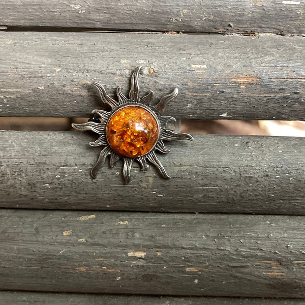 Petite broche soleil vintage avec cœur en ambre