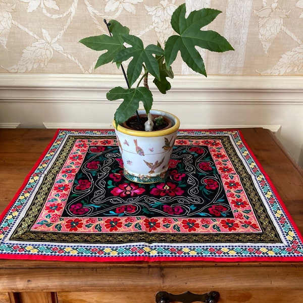 Tapis de table, napperon traditionnel laotien vintage fait et brodé main, fleurs et papillons. Vintage années 1990. Décor Asie