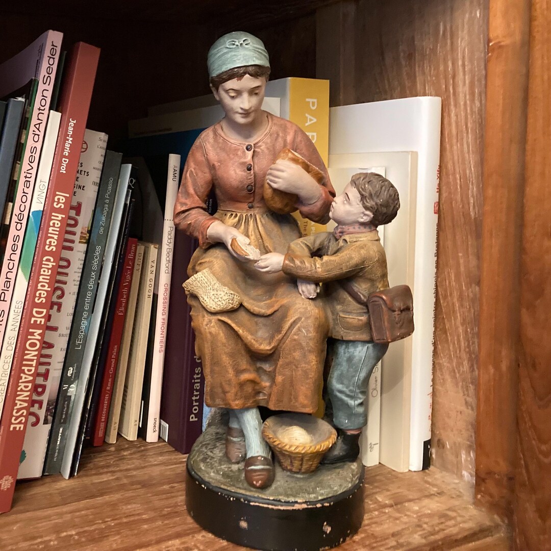 ASSIETTE SCULPTÉE EN TERRE CUITE – LA MAISON DU POTIER