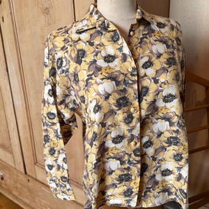 Pretty vintage floral blouse for young girls or petite girls. Sylvette Page brand. Made in France. 1980s. XS or 12-14 years (T3