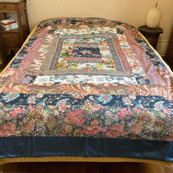 Dessus de lit simple ou plaid canapé en patchwork fleuri, fait main, cotons années 1980 1990, doublé satin de coton bleu nuit, France