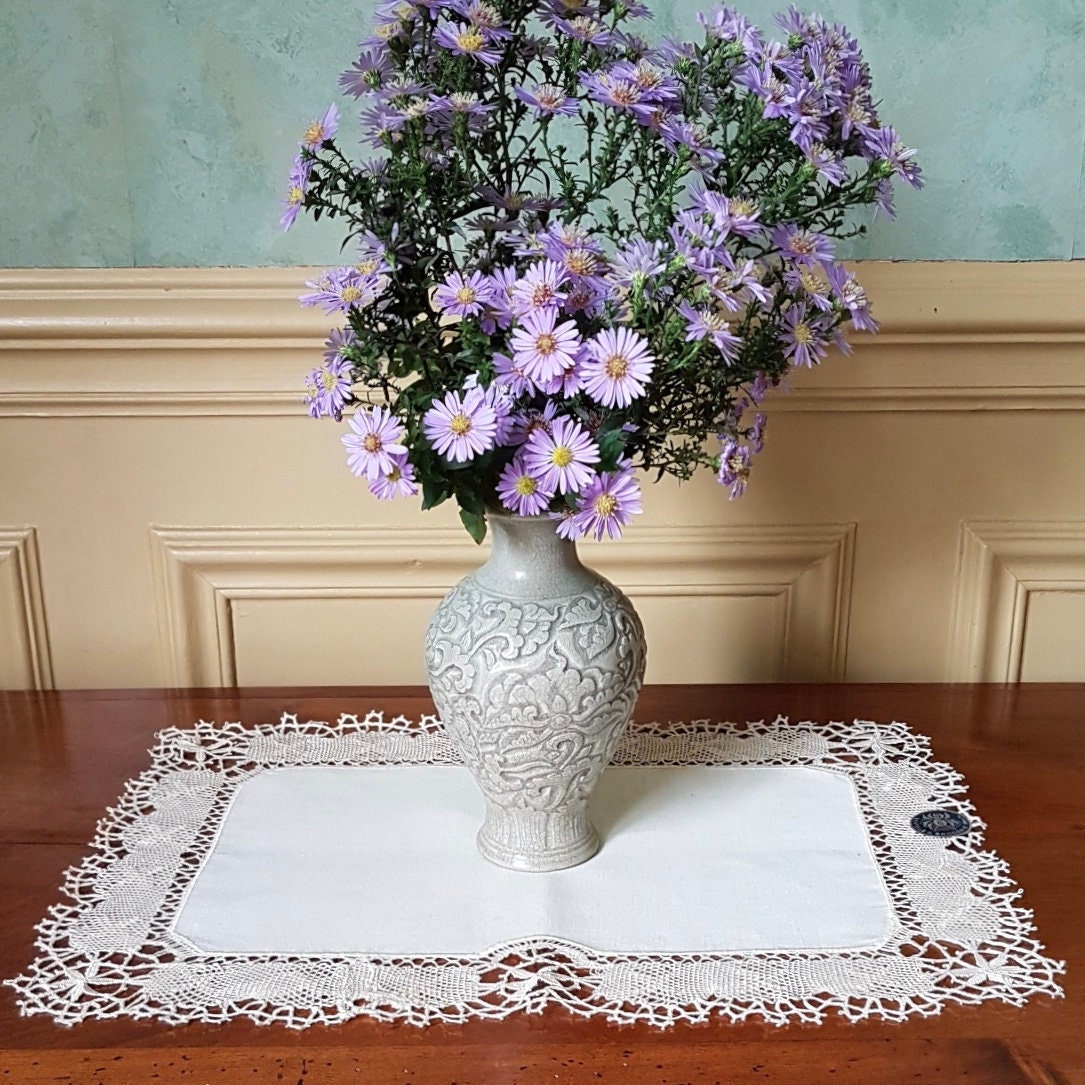 Napperon en Lin et Dentelle Du Puy Vintage Écru Fait Main France. Délicat. Rare Qualité. Production