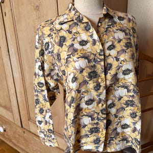 Pretty vintage floral blouse for young girls or petite girls. Sylvette Page brand. Made in France. 1980s. XS or 12-14 years (T3