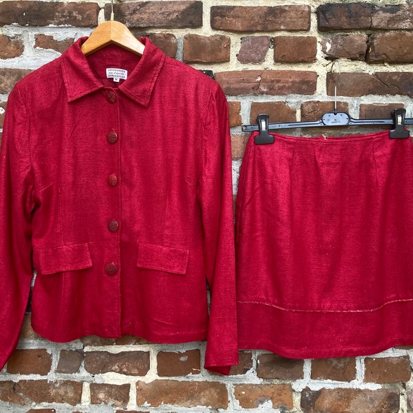 Merveilleux Vintage! Ensemble veste & jupe en soie brute rouge framboise. Petite taille: veste M, jupe S, France, années 1990.