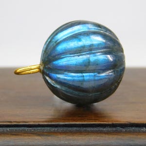 Könnte beinhalten: Eine weiße Keramik-Tasse mit schwarzem Henkel und dem Text "But First, Coffee" in fetter, schwarzer Schrift. Die Tasse steht vor einem verschwommenen Hintergrund. Die Tasse ist etwa 10 cm hoch.