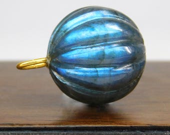 Halsband med hänge i 18 karat guld, graverat lapis lazuli, 18 karat massivt guld